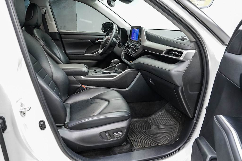 Thumbnail: 2023 Toyota Highlander - 10
