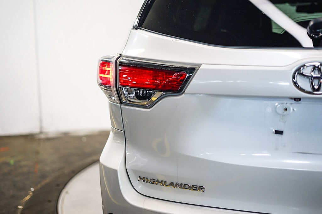 Thumbnail: 2014 Toyota Highlander - 21