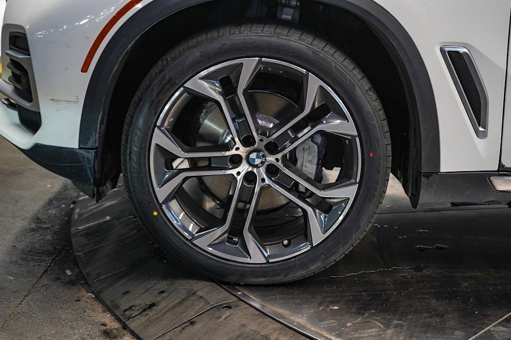 Thumbnail: 2023 BMW X5 - 7