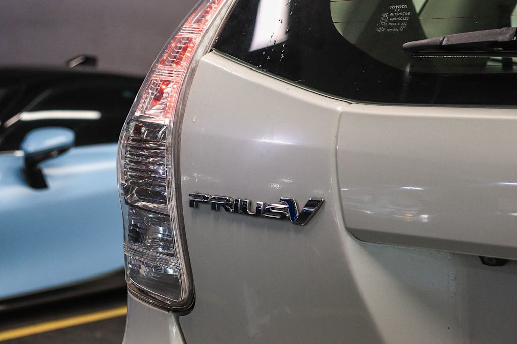 Thumbnail: 2012 Toyota Prius v - 6