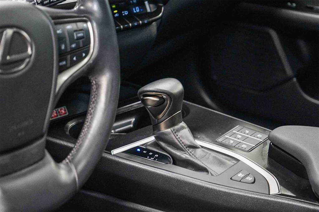 Thumbnail: 2024 Lexus UX - 15