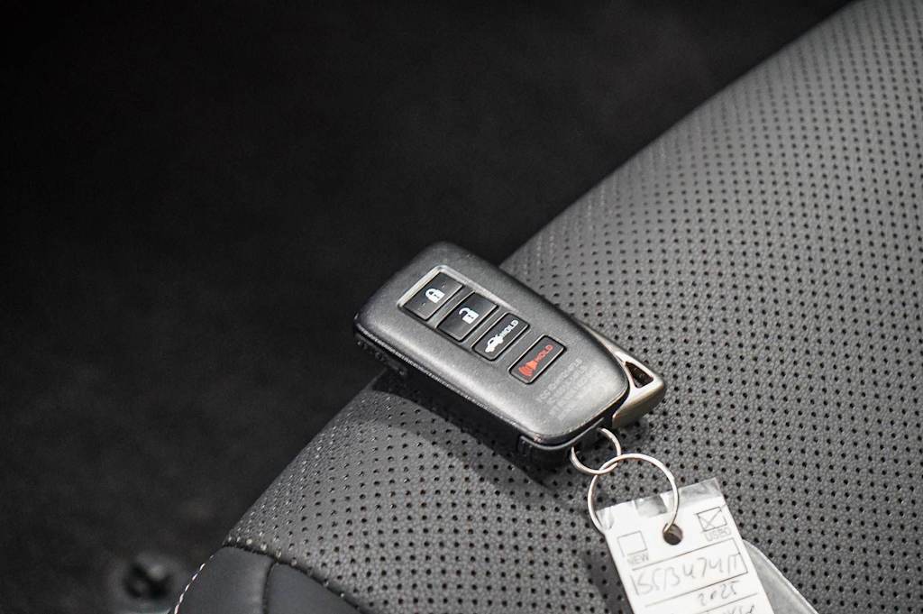 Thumbnail: 2025 Lexus ES - 13