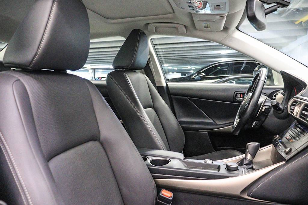 Thumbnail: 2016 Lexus IS - 9