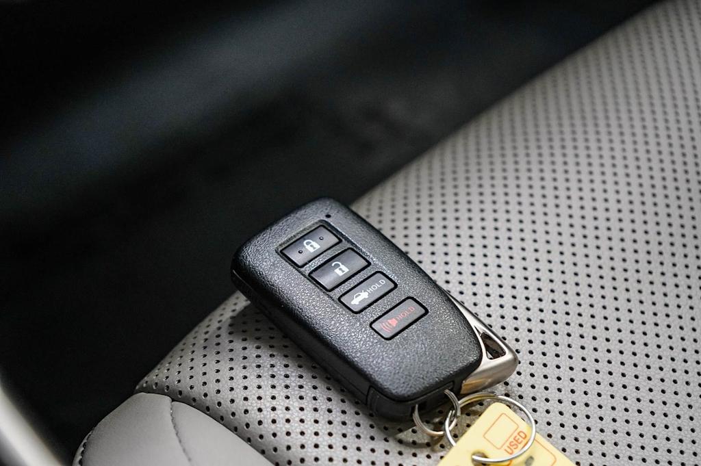 Thumbnail: 2015 Lexus IS - 17