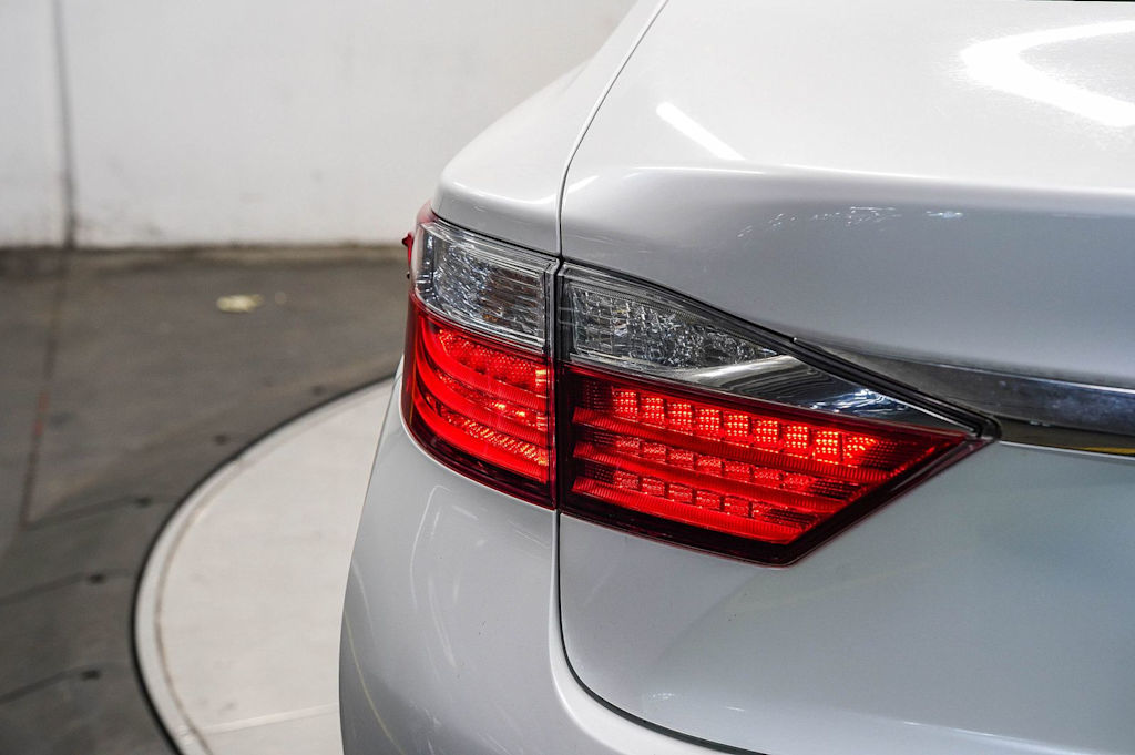 Thumbnail: 2013 Lexus ES - 23