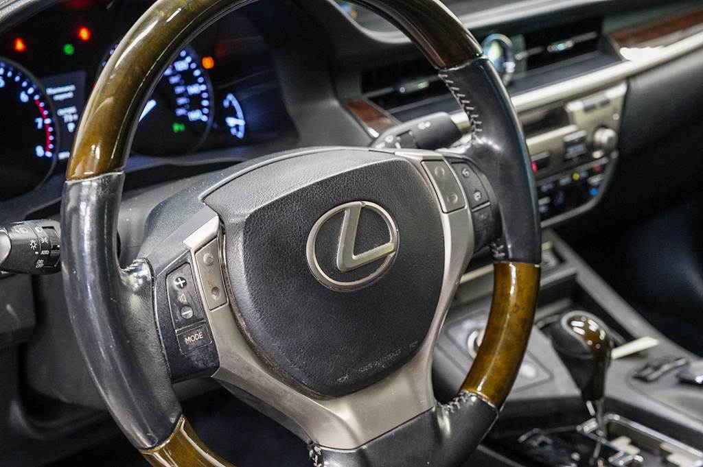 Thumbnail: 2013 Lexus ES - 14