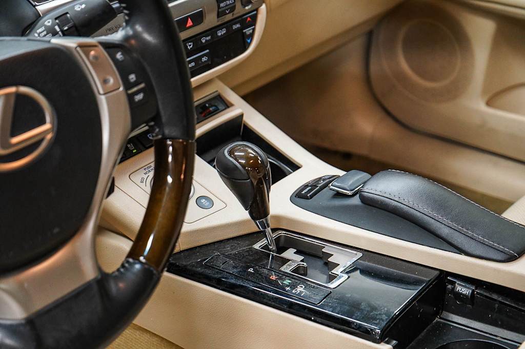 Thumbnail: 2013 Lexus ES - 15