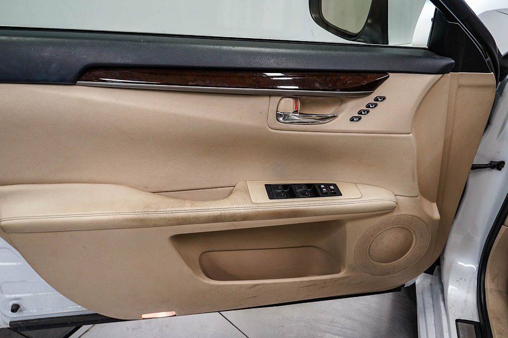 Thumbnail: 2013 Lexus ES - 27