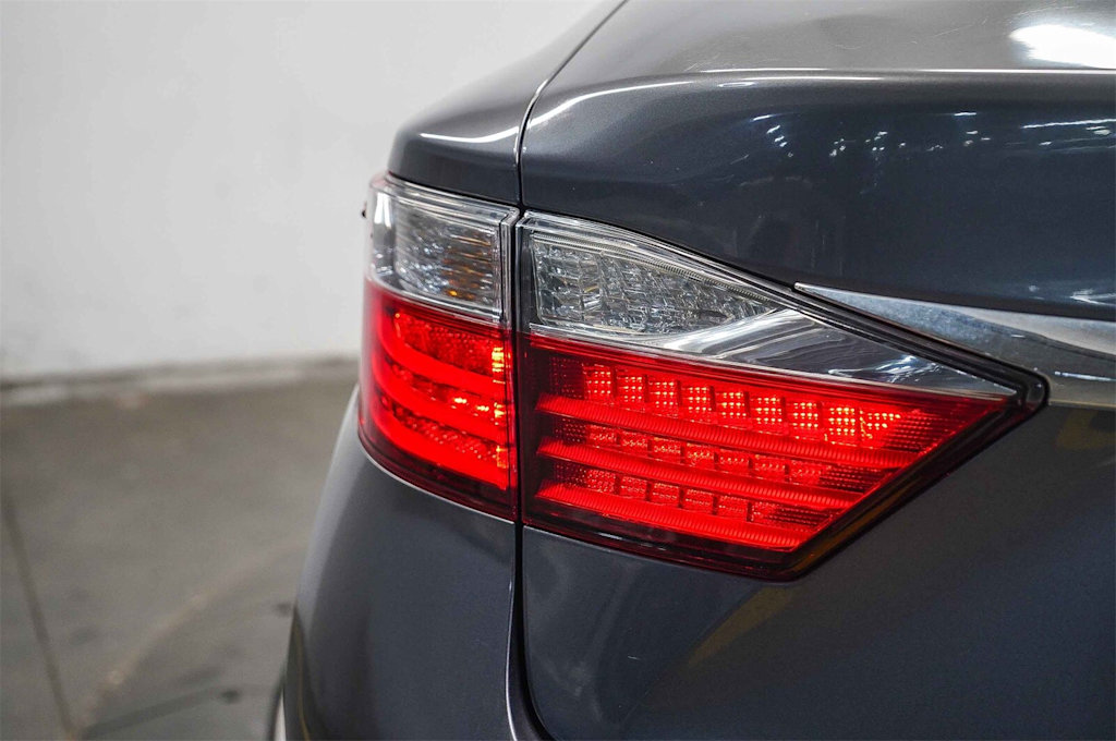 Thumbnail: 2013 Lexus ES - 23