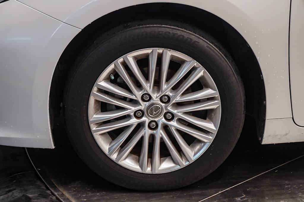 Thumbnail: 2013 Lexus ES - 19