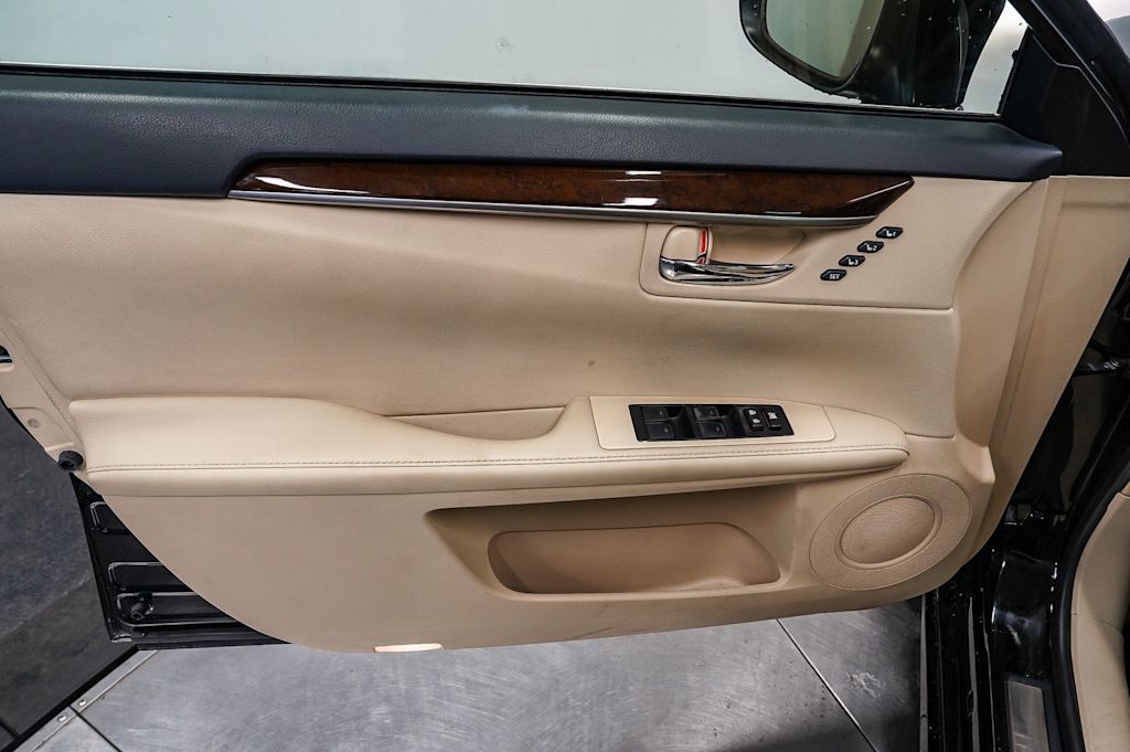 Thumbnail: 2015 Lexus ES - 26