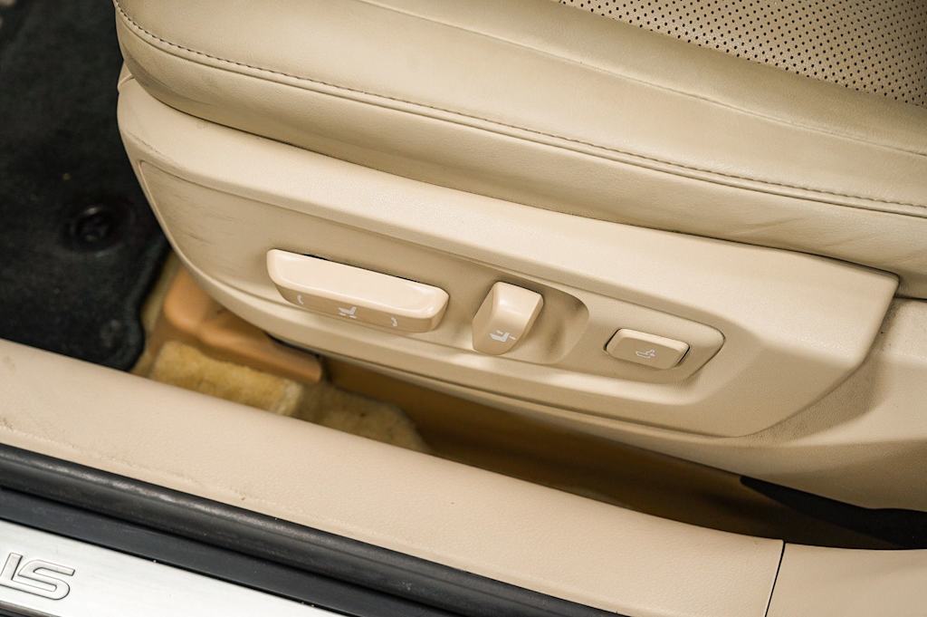 Thumbnail: 2015 Lexus ES - 27