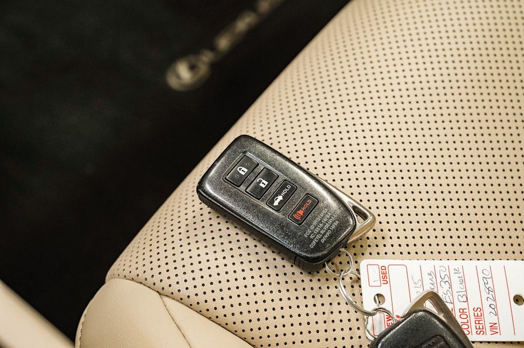 Thumbnail: 2015 Lexus ES - 17