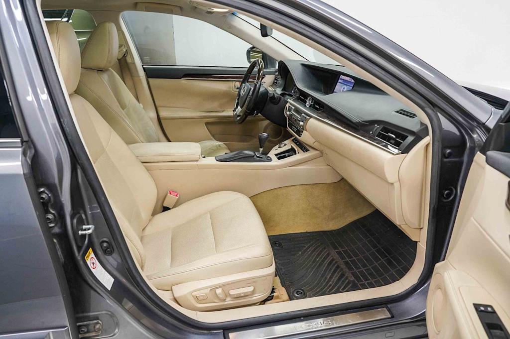 Thumbnail: 2013 Lexus ES - 10