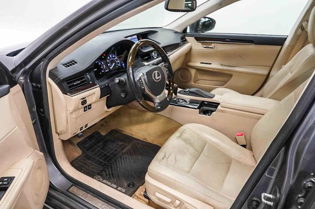 Thumbnail: 2013 Lexus ES - 11