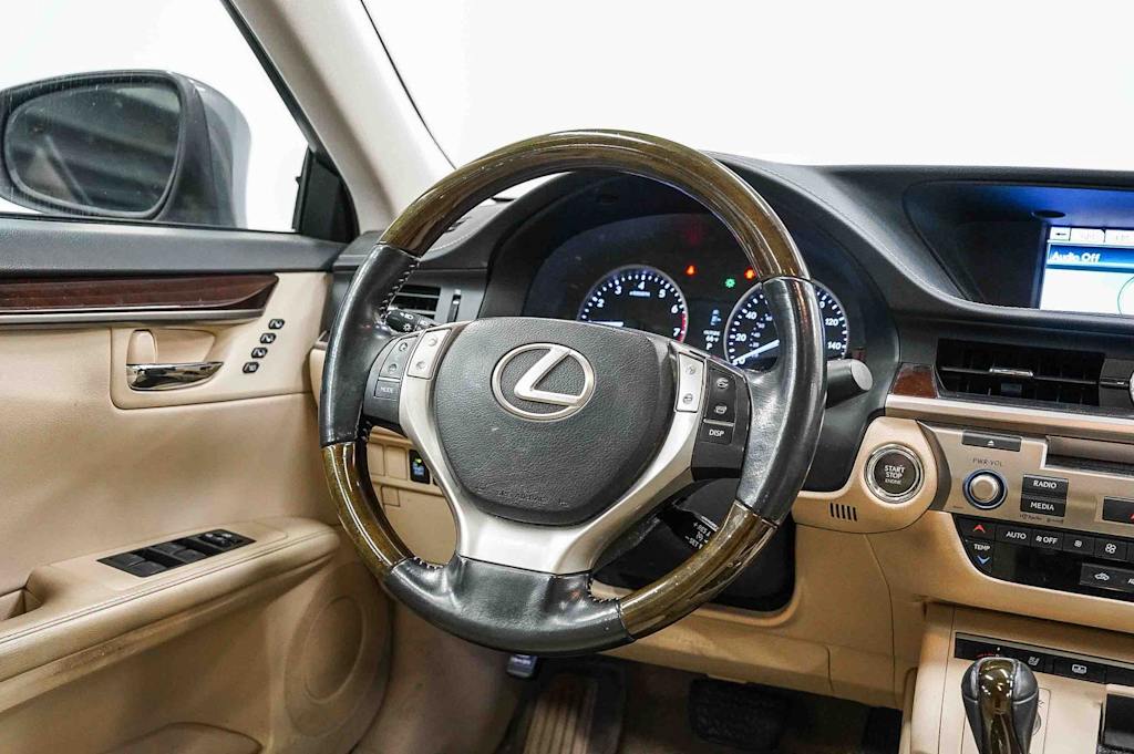 Thumbnail: 2013 Lexus ES - 13