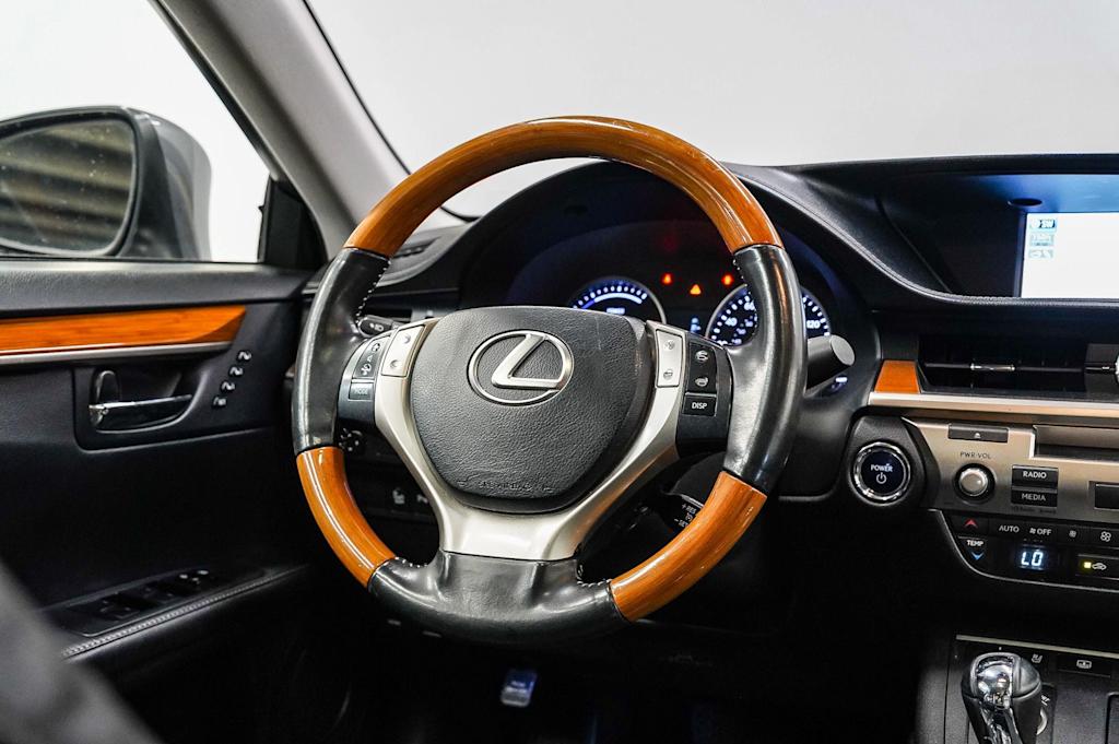 Thumbnail: 2013 Lexus ES - 13