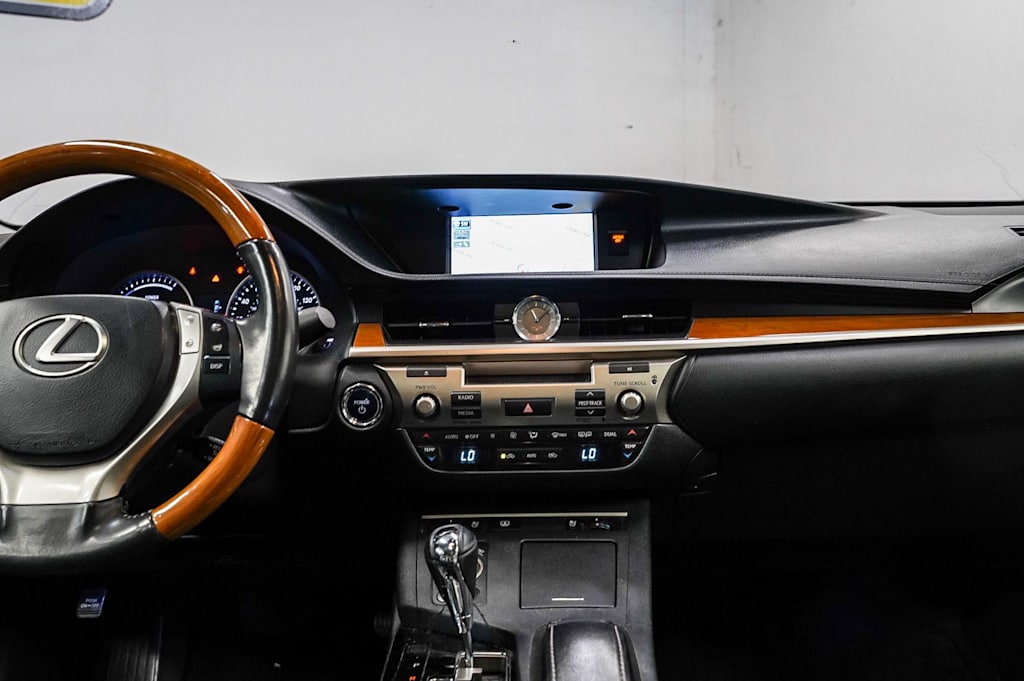 Thumbnail: 2013 Lexus ES - 9