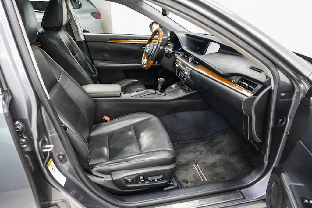 Thumbnail: 2013 Lexus ES - 10