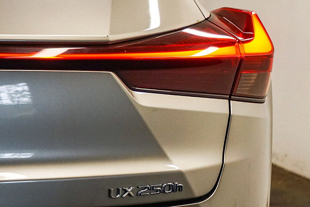 Thumbnail: 2022 Lexus UX - 22