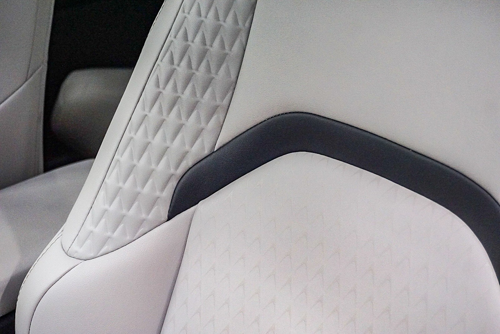 Thumbnail: 2022 Lexus UX - 28