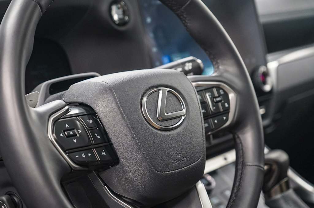 Thumbnail: 2025 Lexus ES - 13