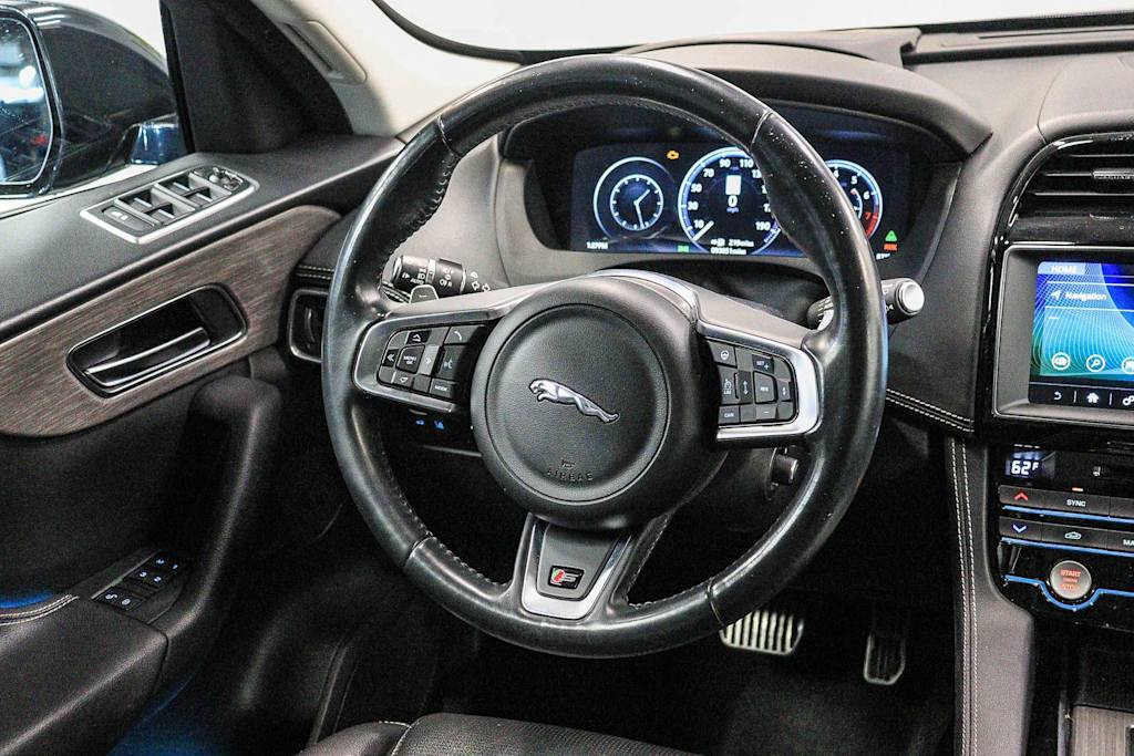 Thumbnail: 2017 Jaguar F-Pace - 11