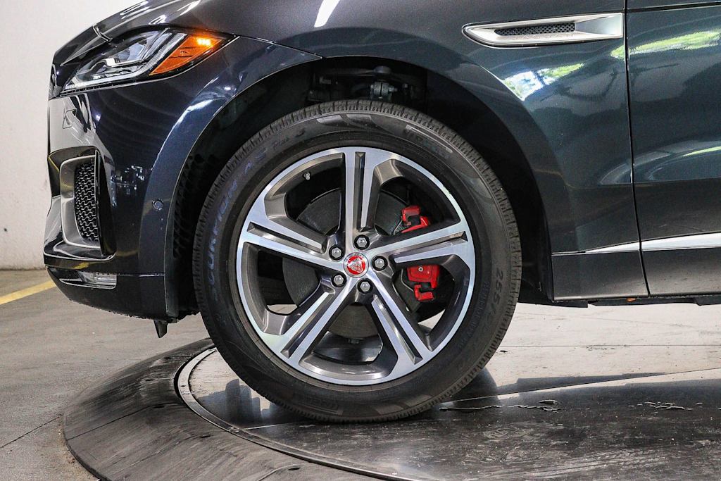 Thumbnail: 2017 Jaguar F-Pace - 5