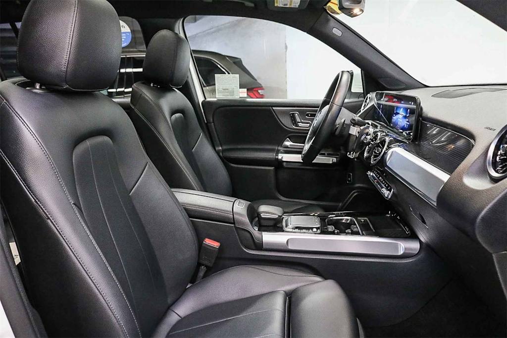 Thumbnail: 2021 Mercedes-Benz GLB - 10