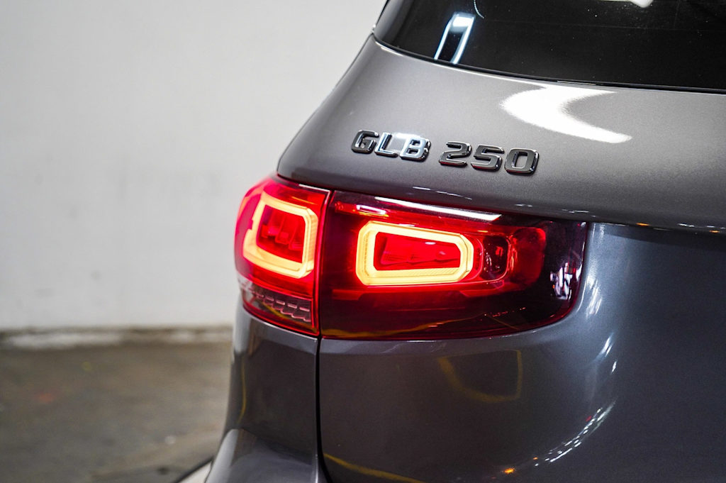 Thumbnail: 2021 Mercedes-Benz GLB - 21