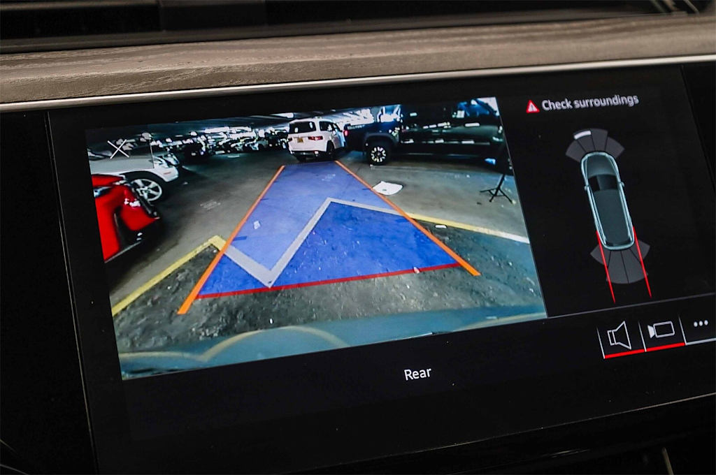 Thumbnail: 2023 Audi e-tron - 30