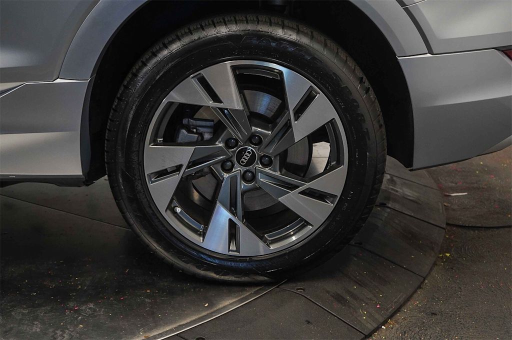 Thumbnail: 2023 Audi e-tron - 23