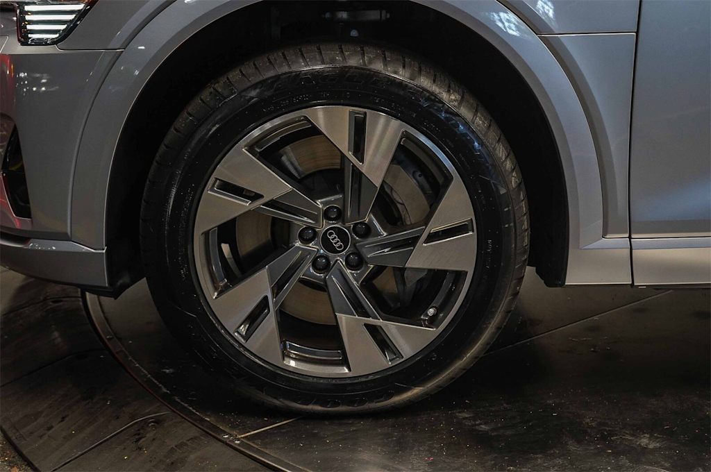 Thumbnail: 2023 Audi e-tron - 7