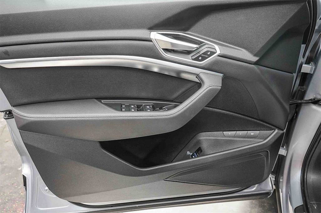 Thumbnail: 2023 Audi e-tron - 27