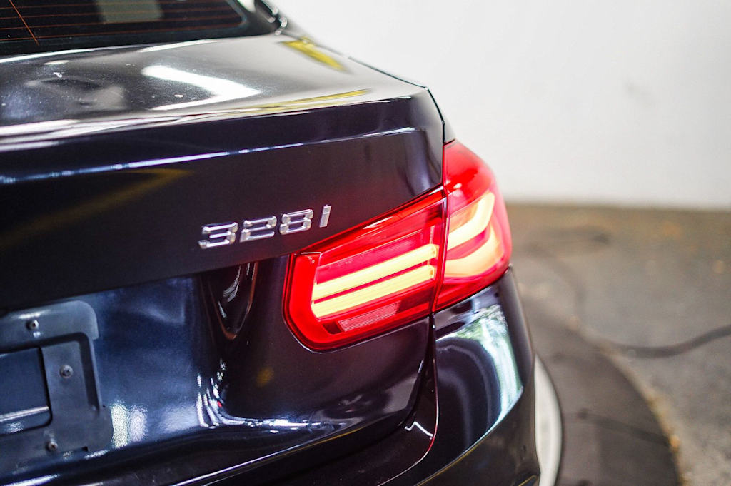 Thumbnail: 2016 BMW 3 Series - 21