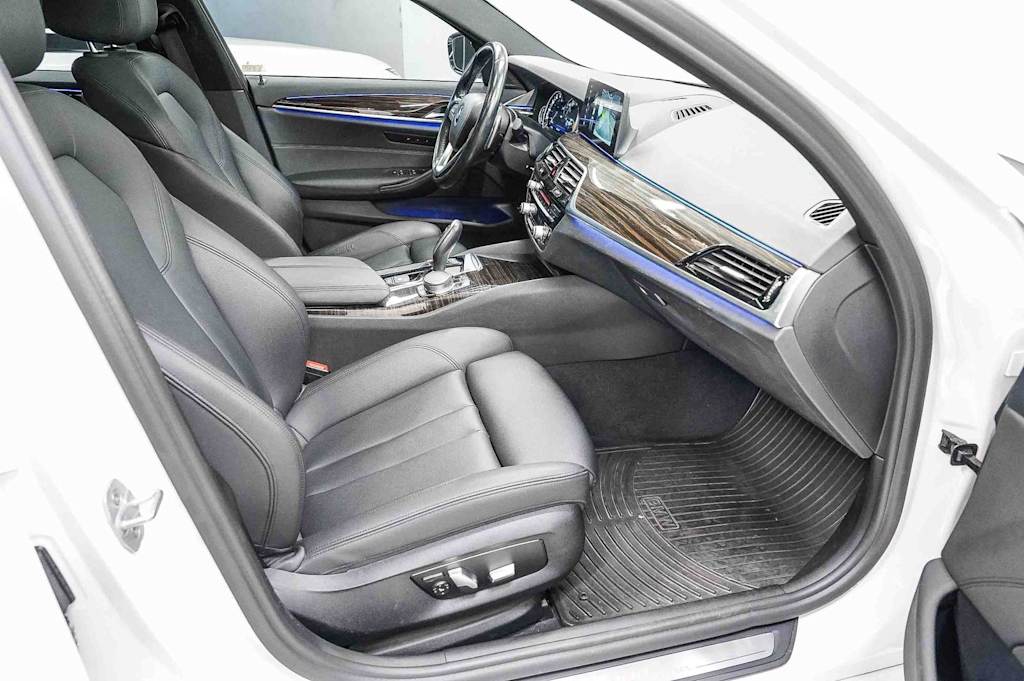 Thumbnail: 2017 BMW 5 Series - 10