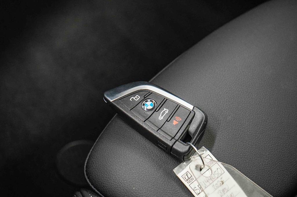 Thumbnail: 2025 BMW i4 - 17