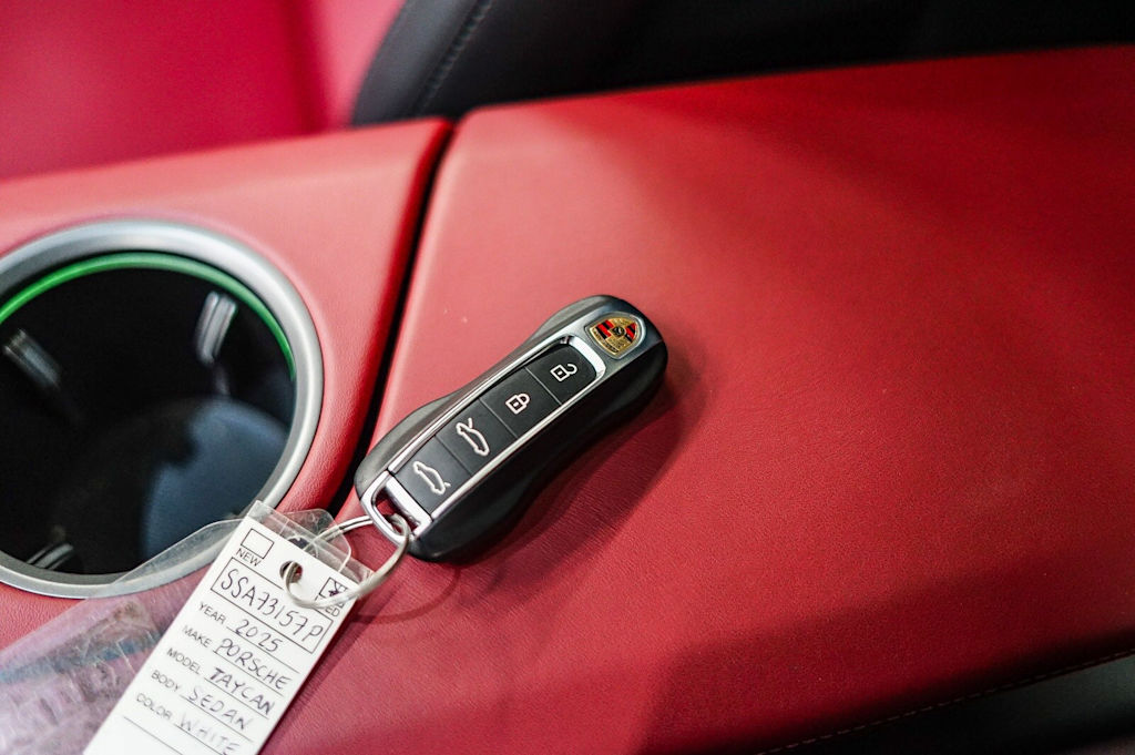 Thumbnail: 2025 Porsche Taycan - 17