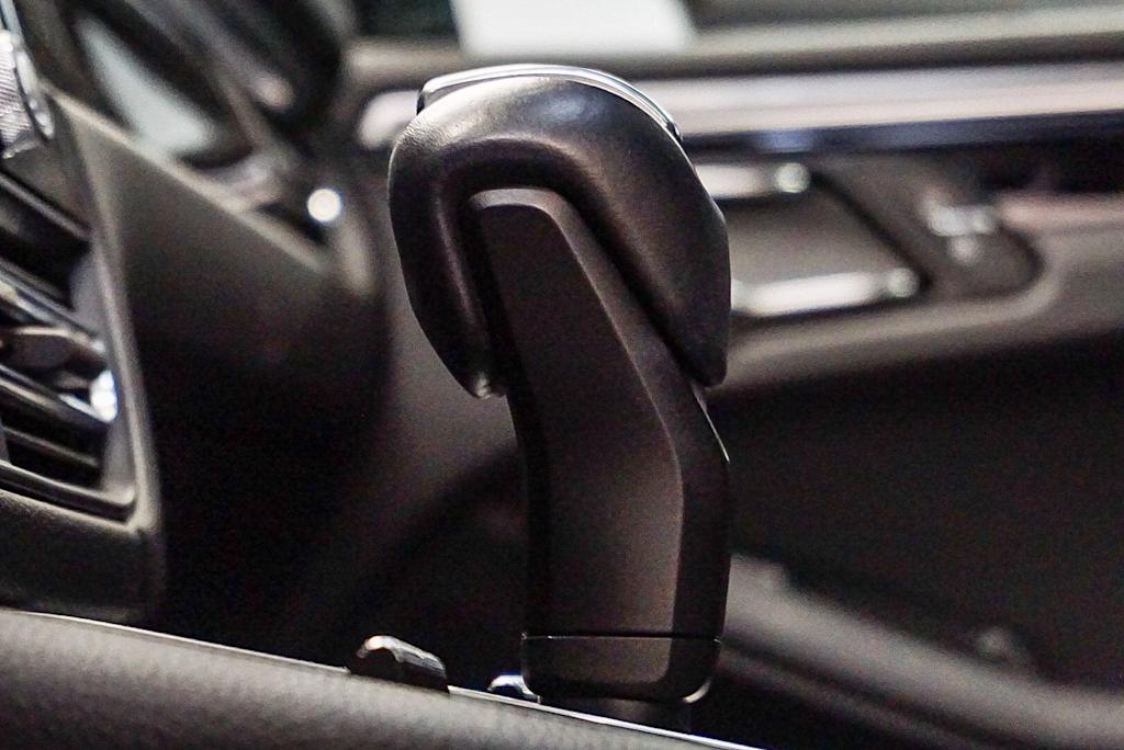 Thumbnail: 2023 Porsche Macan - 23