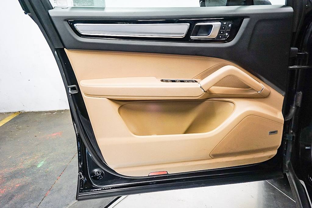 Thumbnail: 2022 Porsche Cayenne - 27