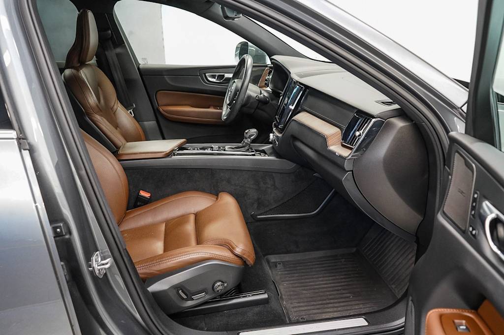 Thumbnail: 2021 Volvo XC60 - 10