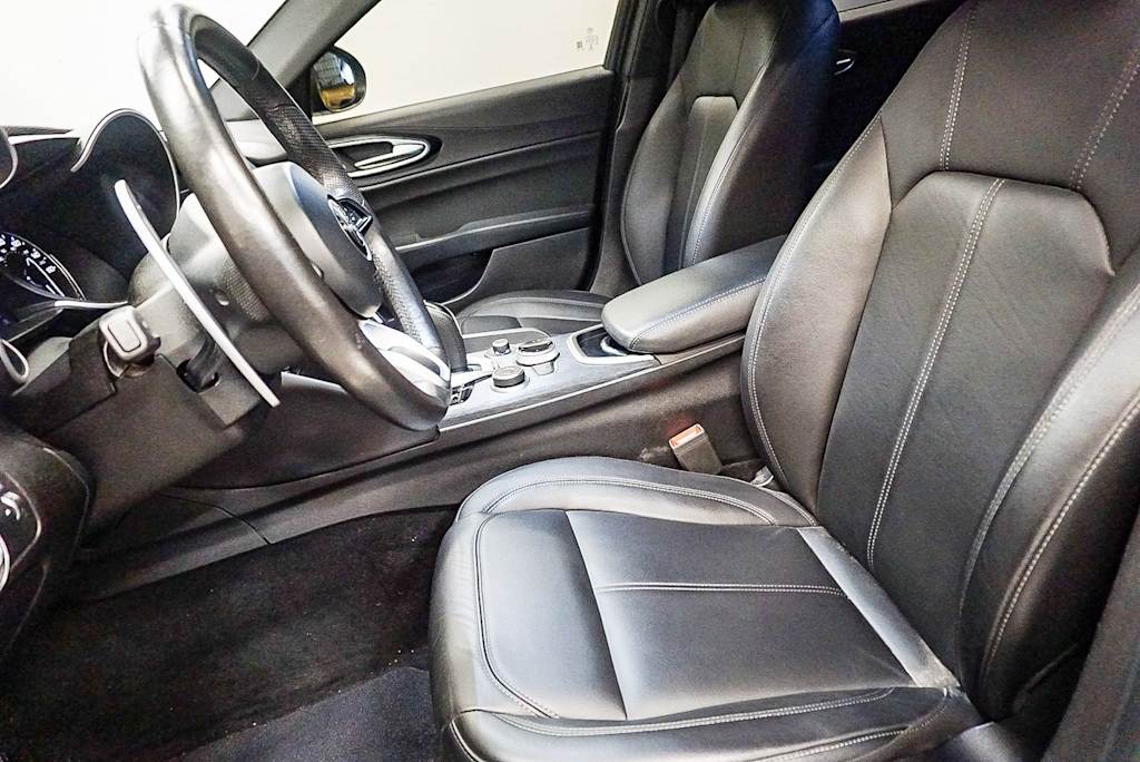 Thumbnail: 2022 Alfa Romeo Giulia - 9