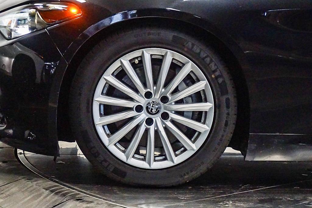 Thumbnail: 2022 Alfa Romeo Giulia - 5