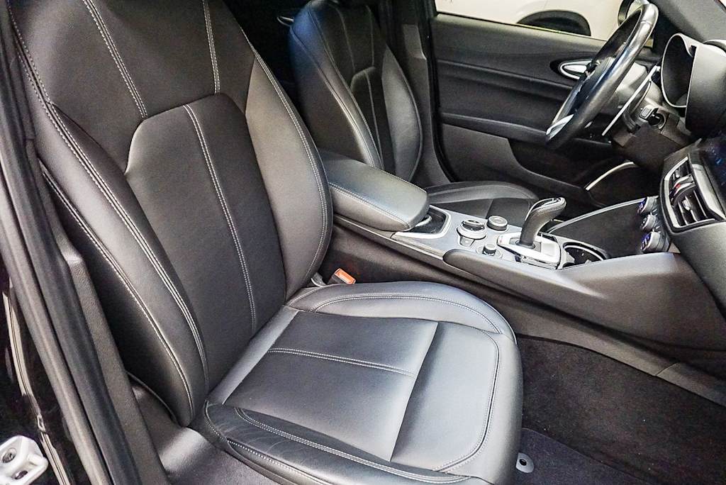 Thumbnail: 2022 Alfa Romeo Giulia - 8