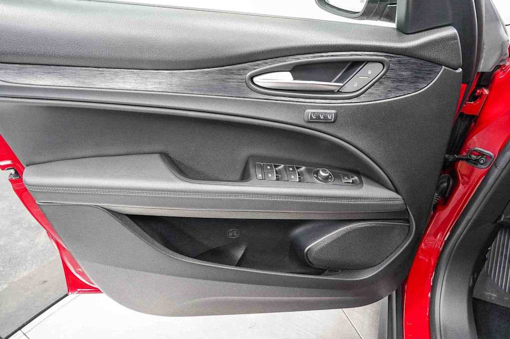 Thumbnail: 2023 Alfa Romeo Stelvio - 26