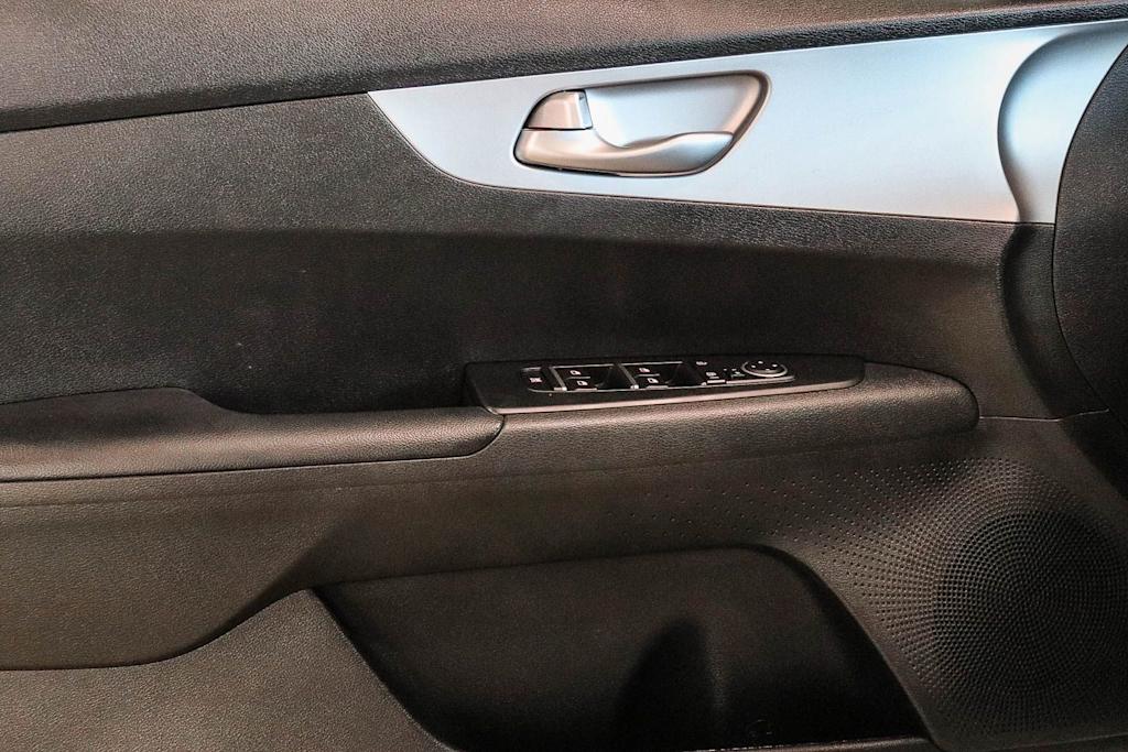 Thumbnail: 2023 Kia Forte - 25