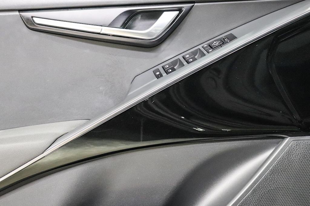 Thumbnail: 2023 Kia Niro - 17