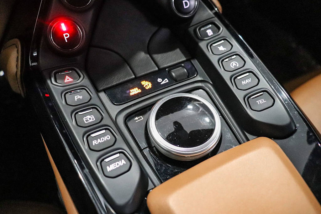Thumbnail: 2020 Aston Martin Vantage - 25