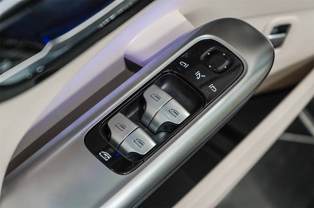 Thumbnail: 2025 Mercedes-Benz C-Class - 25