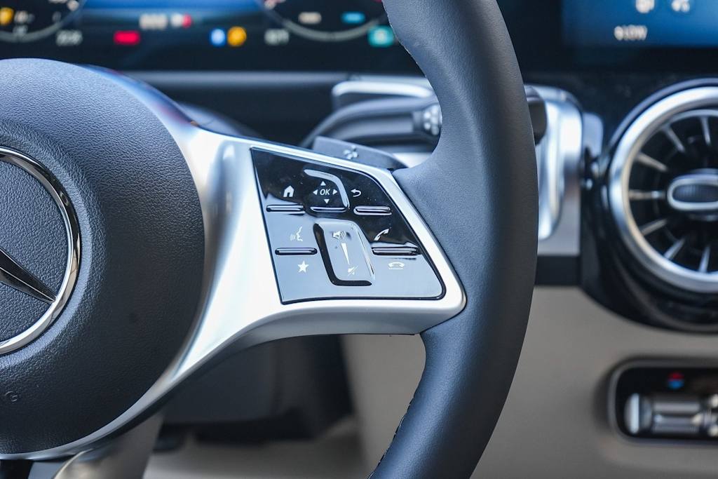 Thumbnail: 2025 Mercedes-Benz GLB - 25